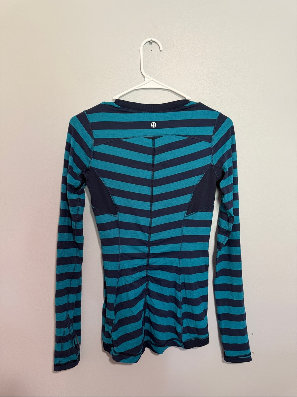 Lululemon Long Sleeve Size 2 - Picture 2 of 5